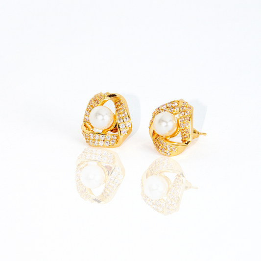 Brinco Flor Pérola Central Cravejado Banhado