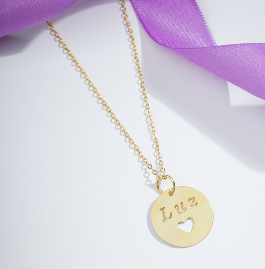 Colar medalha escrito Luz Banhado a Ouro 18k | Verniz Alemão Antialergico