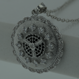 Colar mandala cravejado em zircônias e ponto de luz