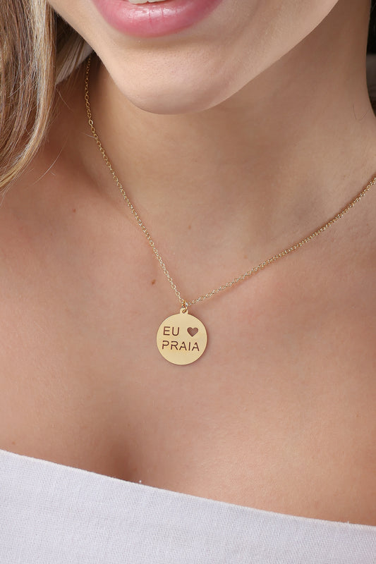 Colar Medalha com Frase Eu Amo Praia Banhado