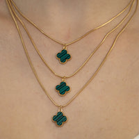 Conjunto Brinco e Colar Triplo 3 Folhas de Trevos Banhado em Ouro 18K