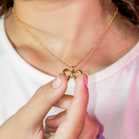 Conjunto Colar e Brinco Lacinho Detalhado Banhado a Ouro