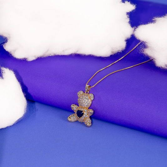 Colar com Pingente Mini Urso Pedra de Coração Cravejado em Zircônia Banhado