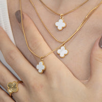 Conjunto Brinco e Colar Triplo 3 Folhas de Trevos Banhado em Ouro 18K