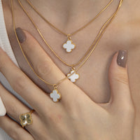 Conjunto Brinco e Colar Triplo 3 Folhas de Trevos Banhado em Ouro 18K